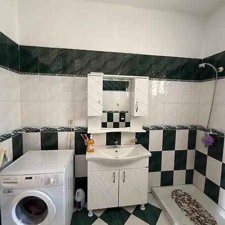 Spacious 3br Near Lungomare Sleeps 8 Balcony Vlorë