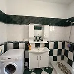 Spacious 3br Near Lungomare Sleeps 8 Balcony Avlonya