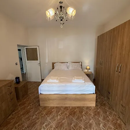 Spacious 3br Near Lungomare Sleeps 8 Balcony Appartement