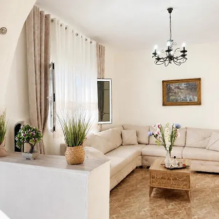 Apartment Spacious 3br Near Lungomare Sleeps 8 Balcony Vlore