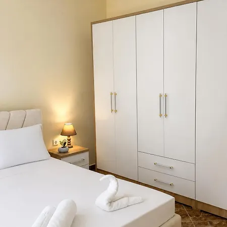 Spacious 3br Near Lungomare Sleeps 8 Balcony Apartment *